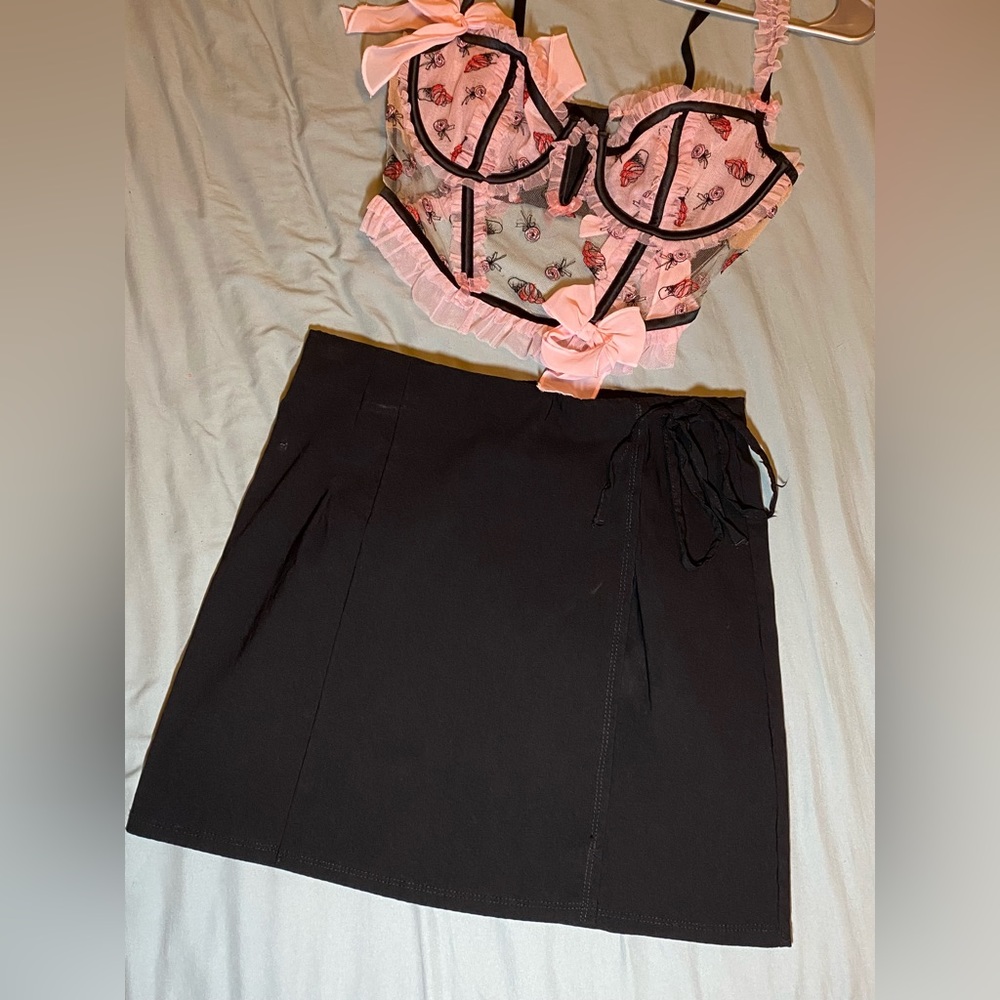 TopShop Black Faux Wrap Skirt 
with the cutest bow 

US size 6, fits like S/M